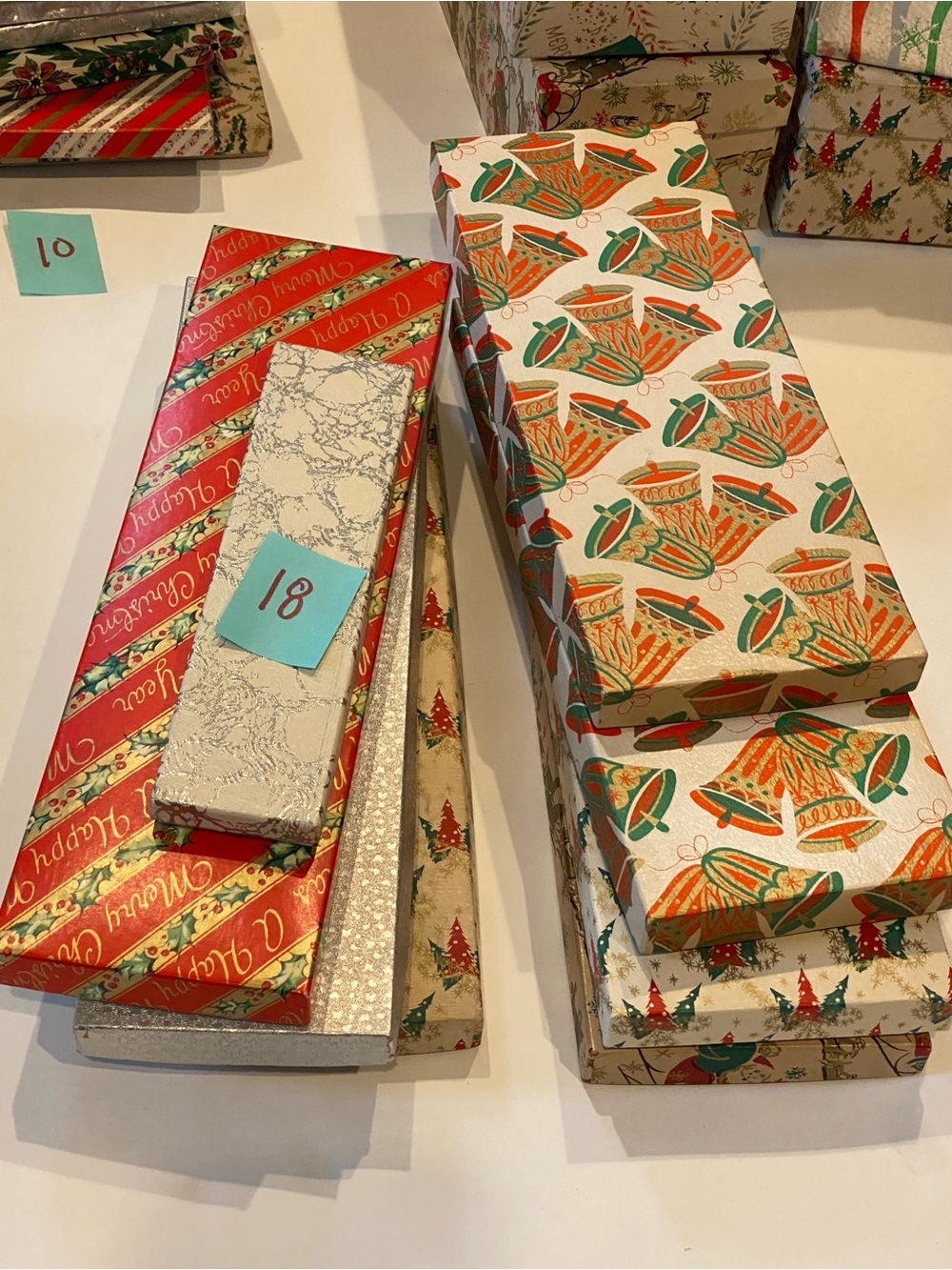 57 vintage 1960s Christmas boxes. - Picture 5 of 16